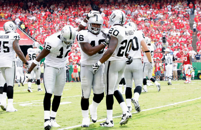 Oren O’Neal (46), with the Raiders in 2009.
